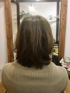 無事に結婚式が終わってバッサリカット✂✂✂　春らしいミディアムヘアに🌸　ワンカールのススメ。