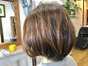 無事に結婚式が終わってバッサリカット✂✂✂　春らしいミディアムヘアに🌸　ワンカールのススメ。