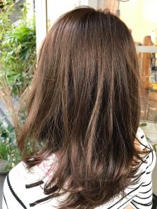 光の強さや種類でカラーの見え方が変わるんです！