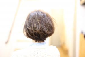 脱・白髪染め。白髪を活かすハイライト◎