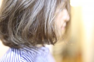 脱・白髪染め。白髪を活かすハイライト◎