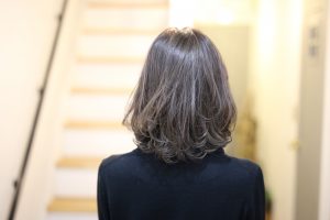 ブリーチしてあるハイトーンから、オシャレなグレイっぽいカラーに。