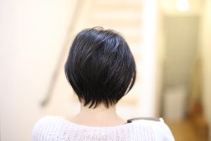 横からのシルエットも美しく！バッサリとショートヘアが◎