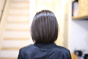 バッサリとショートボブに！細かくハイライトをいれて立体感を～