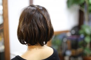 春のイメチェン！ロングヘア→ショートボブ×毛先だけパーマ◎