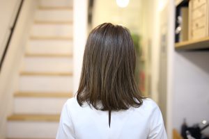 暗めのベースカラーにたっぷりハイライトでトーンアップ◎