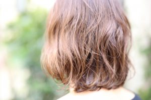 脱・白髪染め。白髪を活かすハイライト◎