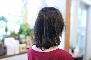 暗めのカラーにさりげないハイライトが人気です◎