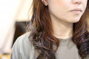 白髪染めにもインナーカラーで一味違う感じに！