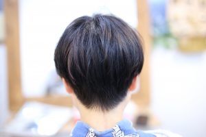 この時期はえりあしがすっきりしていた方が暖かいらしいです。金髪からイメチェン！