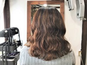 クセ毛の方も髪質次第ではパーマをかけて活かせるかも！デジタルパーマ編