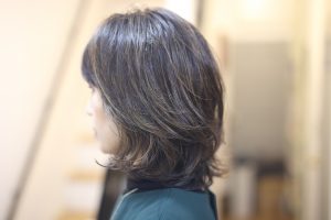 全体のカラーはやらないでハイライトだけ。伸びた時も気にならないしイイ感じですよ～