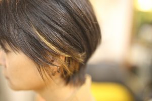 秋冬のダークトーンの洋服とも相性◎　ここ最近のお客様のカラーはブリーチを使たカラーが多いです！