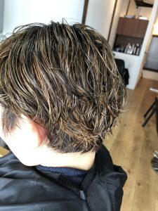 思い切って明るくしたいけど、伸びてきたときの根元の黒い部分が気になる・・・