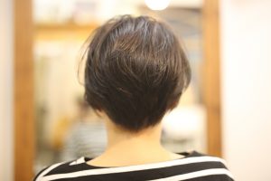 前回かけたパーマ、活かせるなら活かしたいですよね。バッサリ切っても毛先だけ残せば・・・