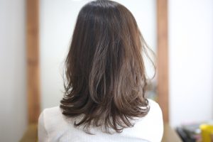 レイヤーを入れた軽めのスタイルは、パーマをかけるとスタイリングが簡単ですよ！