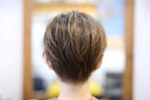 産休・育休中にヘアスタイルを楽しむ！　手入れが楽な”ハイトーンショート”◎