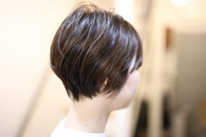 ジメジメする日が続いていますね・・・そのせいかどうかわかりませんが、みなさんショートヘアになっていきます。