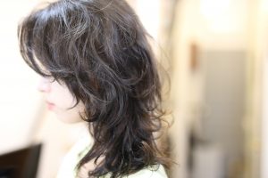 ミディアム・ロングの方は思い切ってウルフっぽくするのもこの夏オススメ！