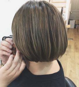 秋冬のダークトーンの洋服とも相性◎　ここ最近のお客様のカラーはブリーチを使たカラーが多いです！