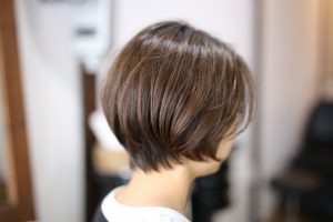 横からのシルエットも美しく！バッサリとショートヘアが◎