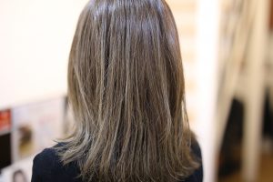 ダークトーンの洋服が増える冬にこそ透明感カラー◎2か月前のハイライトを活かします！