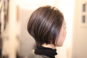 バッサリとショートボブに！細かくハイライトをいれて立体感を～
