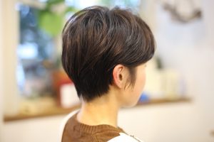 耳にかけてスッキリさせるショートヘア◎