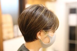 今年の秋冬のショートヘアはくびれ無し！しっかりハイライトも入れました◎