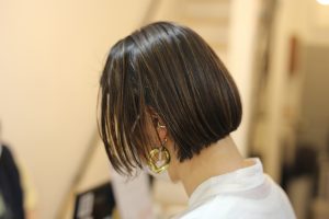 白髪染めをちょっとオシャレに。存在感のあるハイライト◎