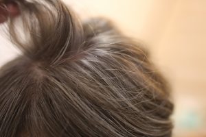 パラパラとある白髪を白髪染めを使わないでカラーしました◎