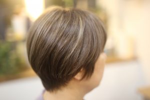 パラパラとある白髪を白髪染めを使わないでカラーしました◎