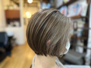 パラパラとある白髪を白髪染めを使わないでカラーしました◎